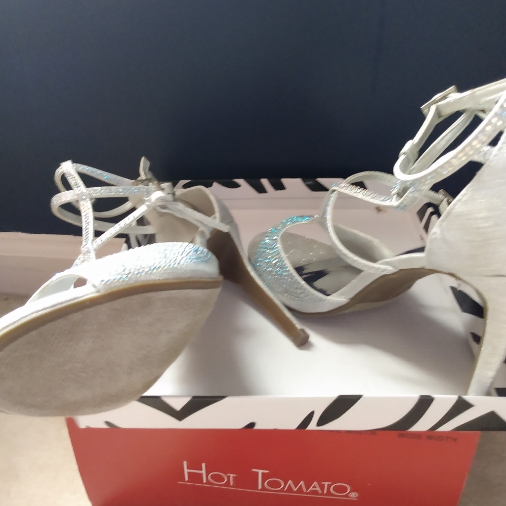Silver strappy heeled sandal worn once! 9.5W